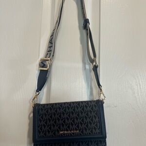 MICHAEL KORS Jet Set Logo Print Woven Smartphone Crossbody Bag Blue (32T4GJ6C1C)